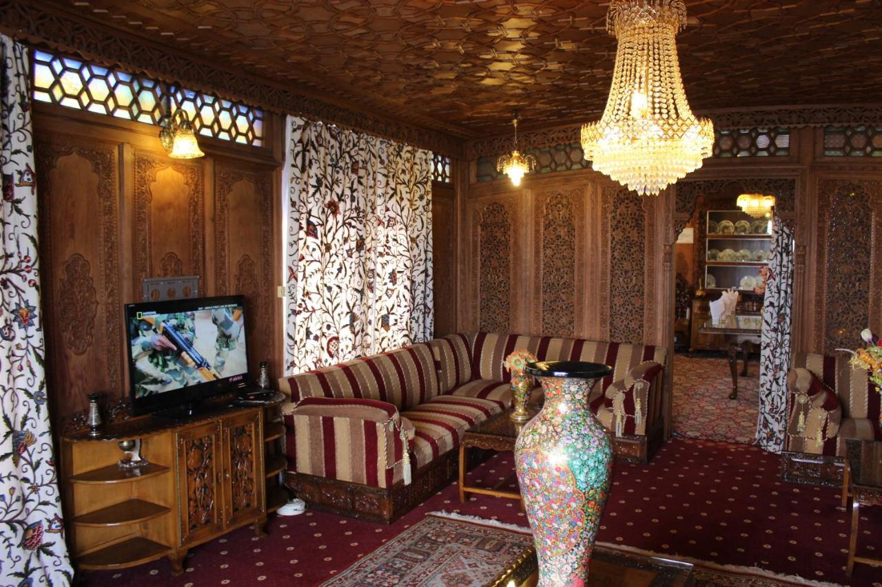 Готель Wangnoo Worth Houseboats Срінагар Екстер'єр фото
